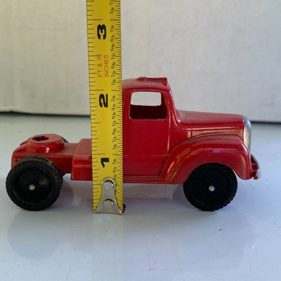 Tootsietoy Red Semi Truck Cab, Chicago 24, Red Paint Vintage from 1960s - Picture 9 of 9
